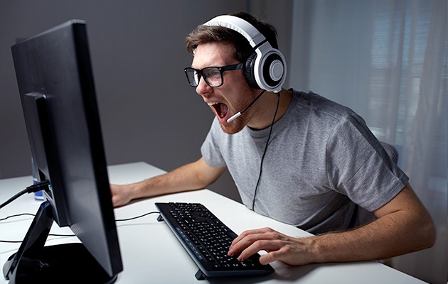 Mand ved computer med hovedtelefoner perfekt til gaming